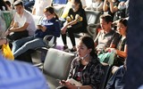 Người dân mệt mỏi đợi xe về quê trong dịp nghỉ lễ